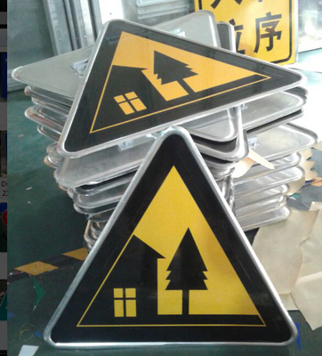 專業定制烏魯木齊各類道路標識牌，西安陽光標牌廠助您出行安全便捷